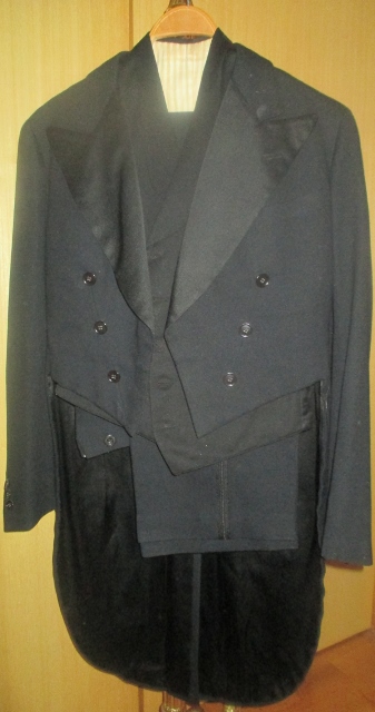 xxM1060M 3 piece tuxedo suit with long tail